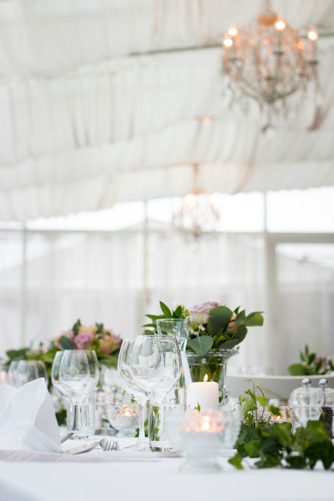 clear-long-stem-wine-glasses-on-table-hw-skmjb0ns